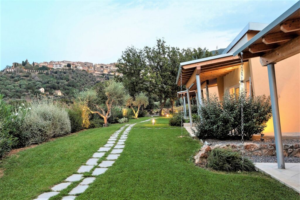 512 resort met zwembad, restaurant aan kust luxe trilo 3